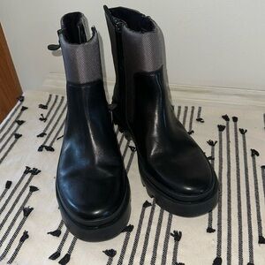 Vince Camuto black leather short Women’s Boots 9.5